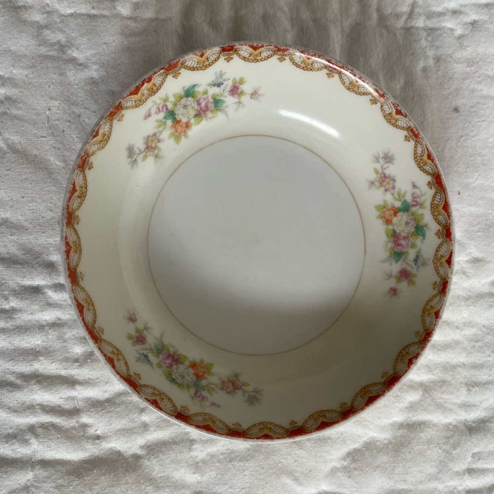 Diamond China fruit bowl in pattern “Roslyn”